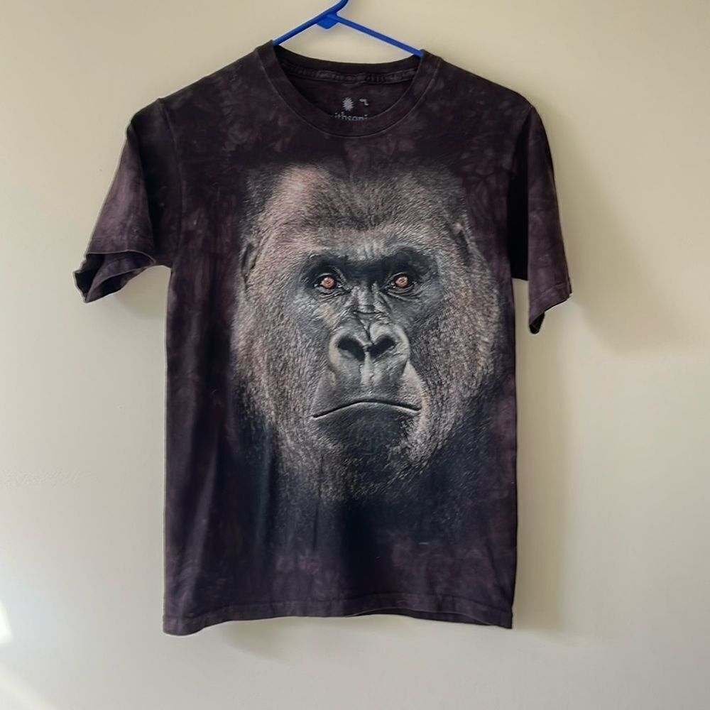 Youth boys size large (12-14) Smithsonian Gorilla faced tshirt.